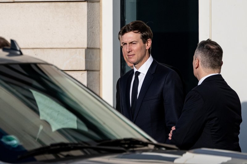 USA:s president Donald Trumps svärson Jared Kushner på väg ut från amerikanska ambassaden i Berlin under måndagen.