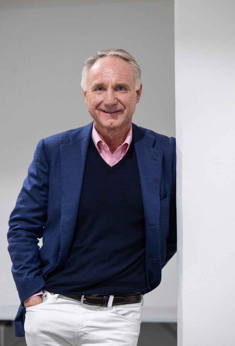 Varför utspelas "Den yttersta hemligheten" i just Prag? "Jag älskar att göra städer till huvudpersoner i mina böcker och för Robert Langdon finns det väl ingen bättre följeslagare än Prag med sina ändlösa katedraler, underjordiska gångar och dörrar med sju lås", säger Dan Brown. 