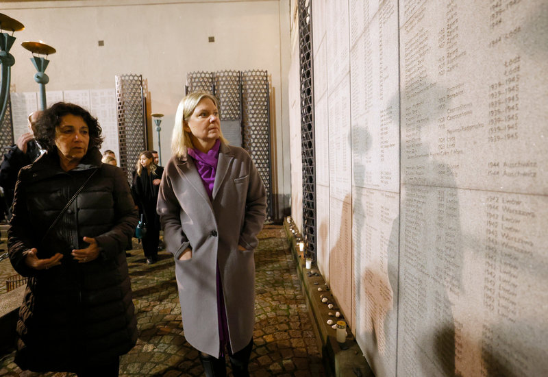 Lena Posner Körösi, ordförande i Judiska församlingen, och statsminister Magdalena Andersson vid minnesmuren för Förintelsens offer utanför synagogan i Stockholm.