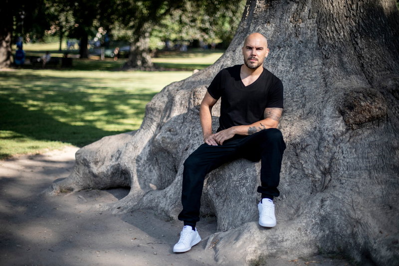 Ett av barnen Nicolas Lunabba mötte i sitt jobb flyttar så småningom in hos honom. 'Blir du ledsen om jag dör?' handlar om deras relation.