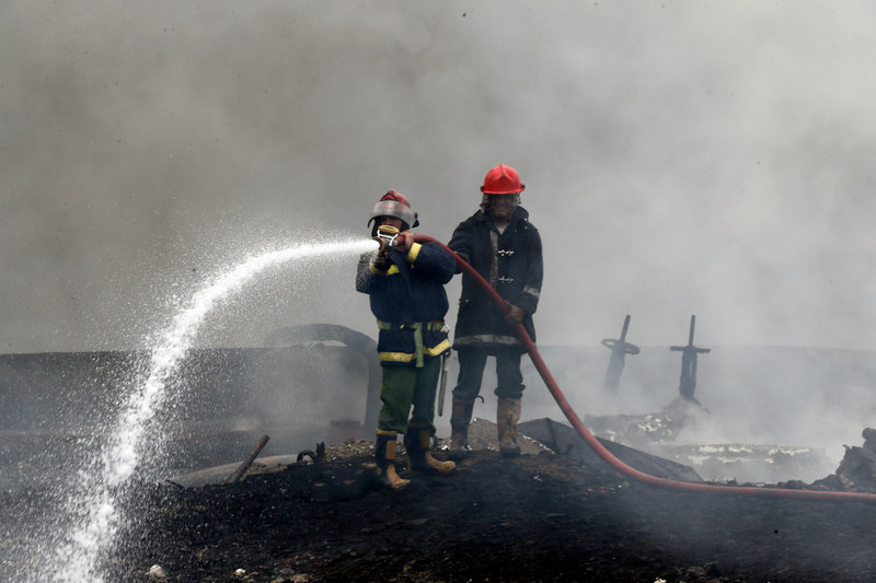 Brandmän på plats under tisdagen.