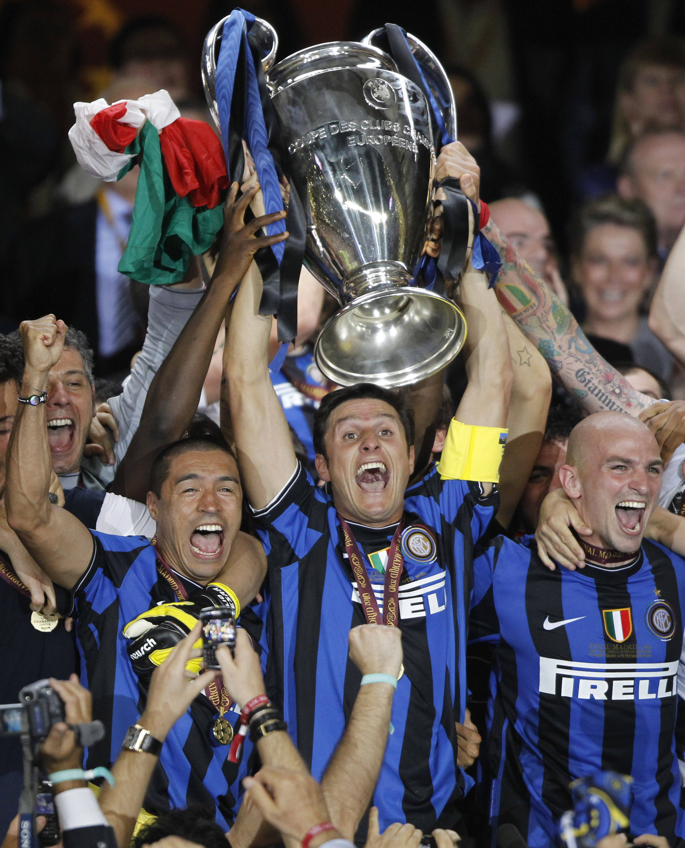 Javier Zanetti höjer trofén i luften.