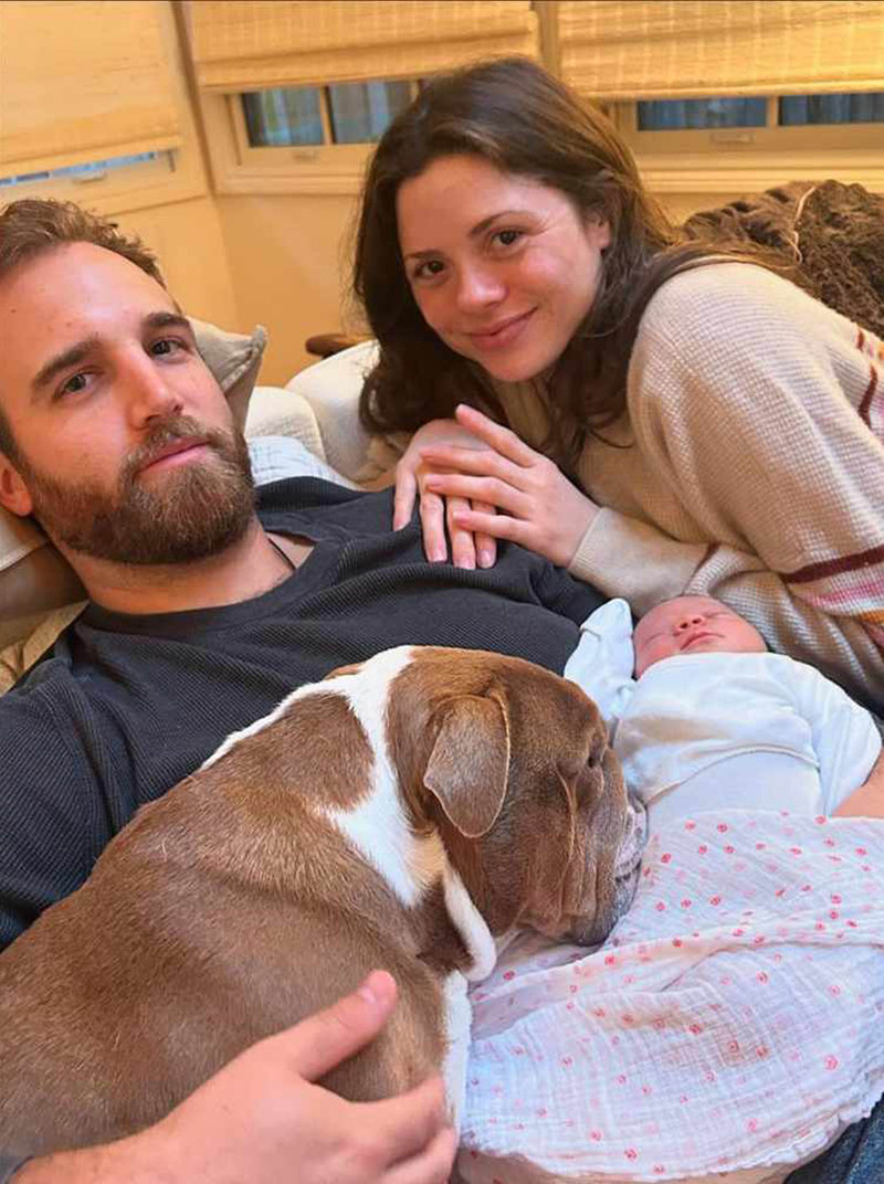 Clint Eastwoods dotter, Morgan Eastwood, tillsammans med maken Tanner Koopman och deras nyfödda dotter Cleo. Foto: Stella Pictures Clint Eastwoods dotter, Morgan Eastwood, tillsammans med maken Tanner Koopman och deras nyfödda dotter Cleo. Foto: Stella Pictures