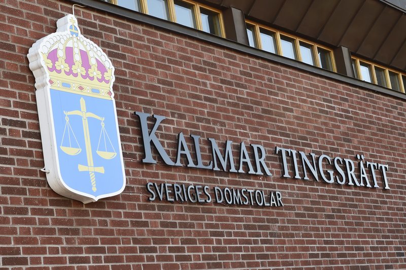 Rättegången hålls bakom stängda dörrar. Rättegången hålls bakom stängda dörrar.