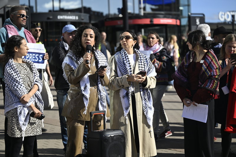 Gruppen Bröd och Rosor demonstrerar utanför Bokmässan i Göteborg.