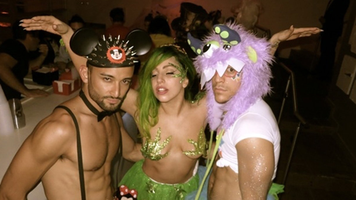 Vem lyckades bäst med kostymen? Lady Gaga med marijuanatassles på brösten. 