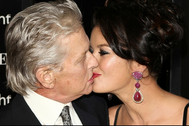 Michael Douglas kämpar mot sin svåra sjukdom, cancer. Vid sin sida har han Catherine Zeta Jones. Michael Douglas kämpar mot sin svåra sjukdom, cancer. Vid sin sida har han Catherine Zeta Jones.