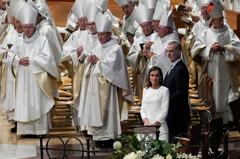 Spaniens kung Felipe VI och drottning Letizia var på plats i Barcelona för invigningen.