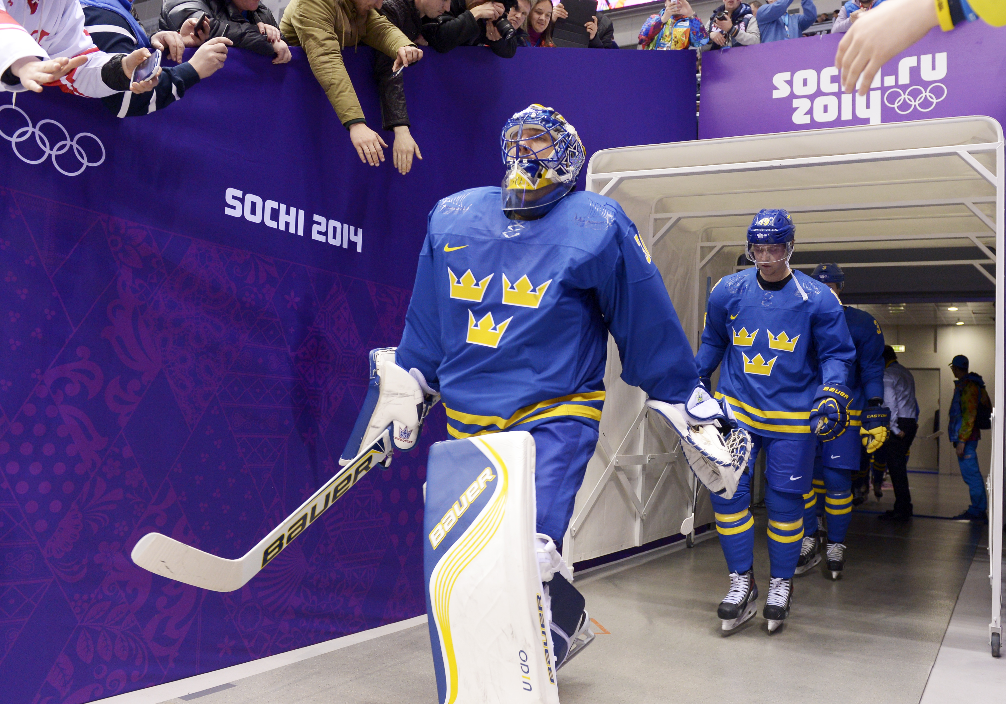Sveriges målvakt Henrik Lundqvist och Nicklas Bäckström glider ut på isen. Sveriges målvakt Henrik Lundqvist och Nicklas Bäckström glider ut på isen.