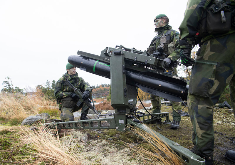 Ett stärkt kustrobotförsvar står på Försvarsmaktens önskelista. Soldater ur 2:a amfibieregementet med sjömålsroboten Robot 17 uppställd under en övning på Berga. Arkivbild.