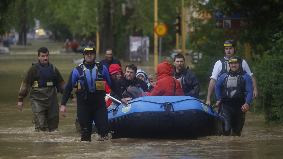 Människor i staden Maglaj i Bosnien hjälps åt.