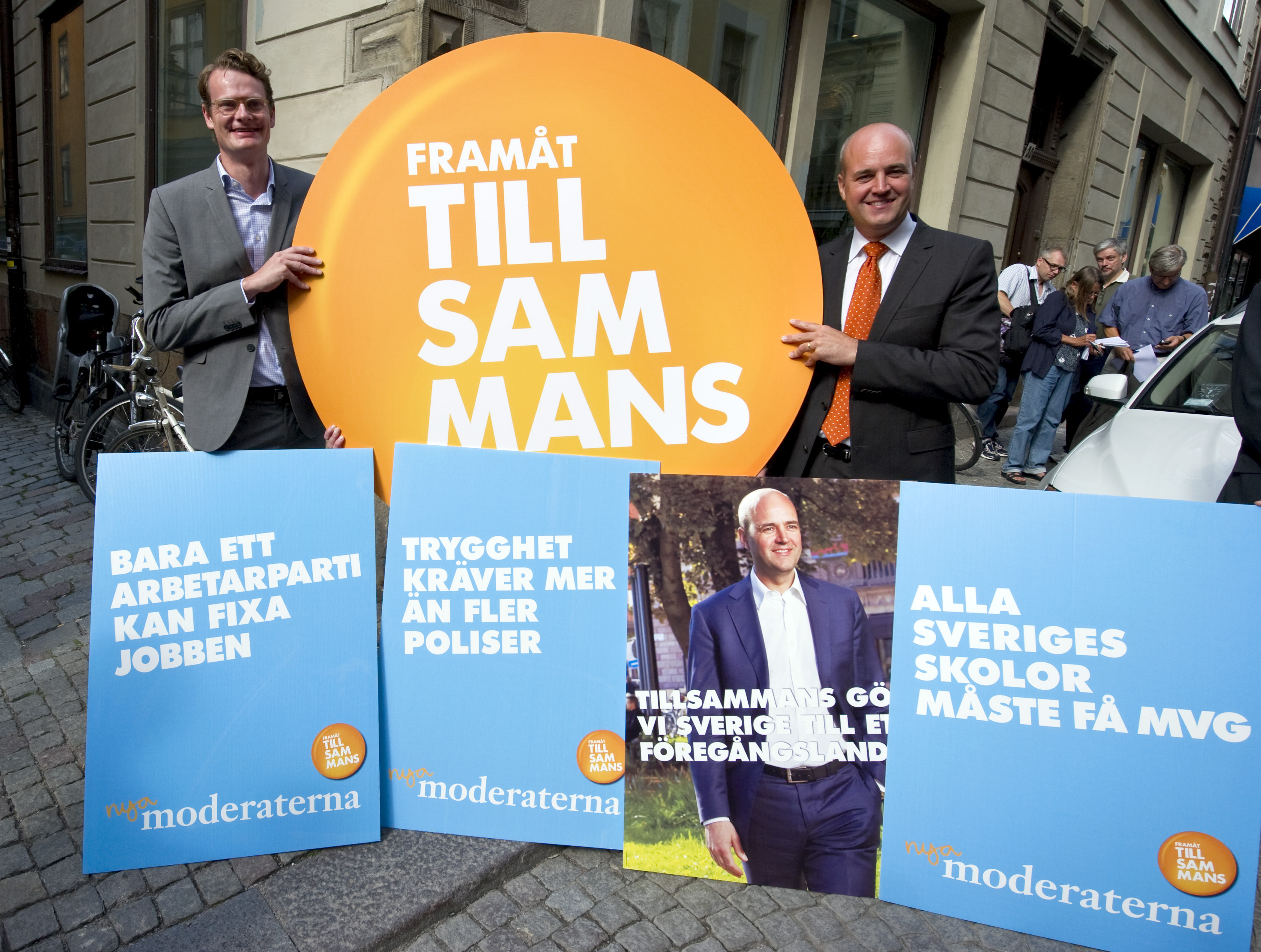 Fredrik Reinfeldt (t.h.) och moderaternas partisekreterare Per Schlingmann (t.v.) presenterar partiets valkampanj.