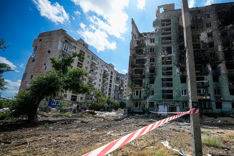Lägenhetshus i Sievjerodonetsk, som var skådeplats för intensiva strider i flera veckors tid innan Ryssland tog kontroll. Bilden togs under en rundtur som arrangerades av Rysslands försvarsdepartement.