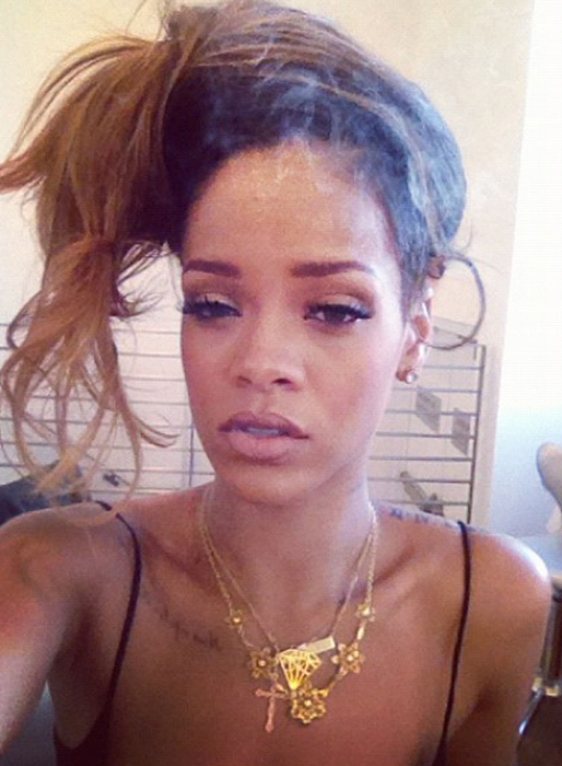 Rihanna visar sitt nya hår. Rihanna visar sitt nya hår.