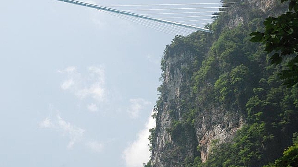 Bron är cirka 300 meter upp i luften.