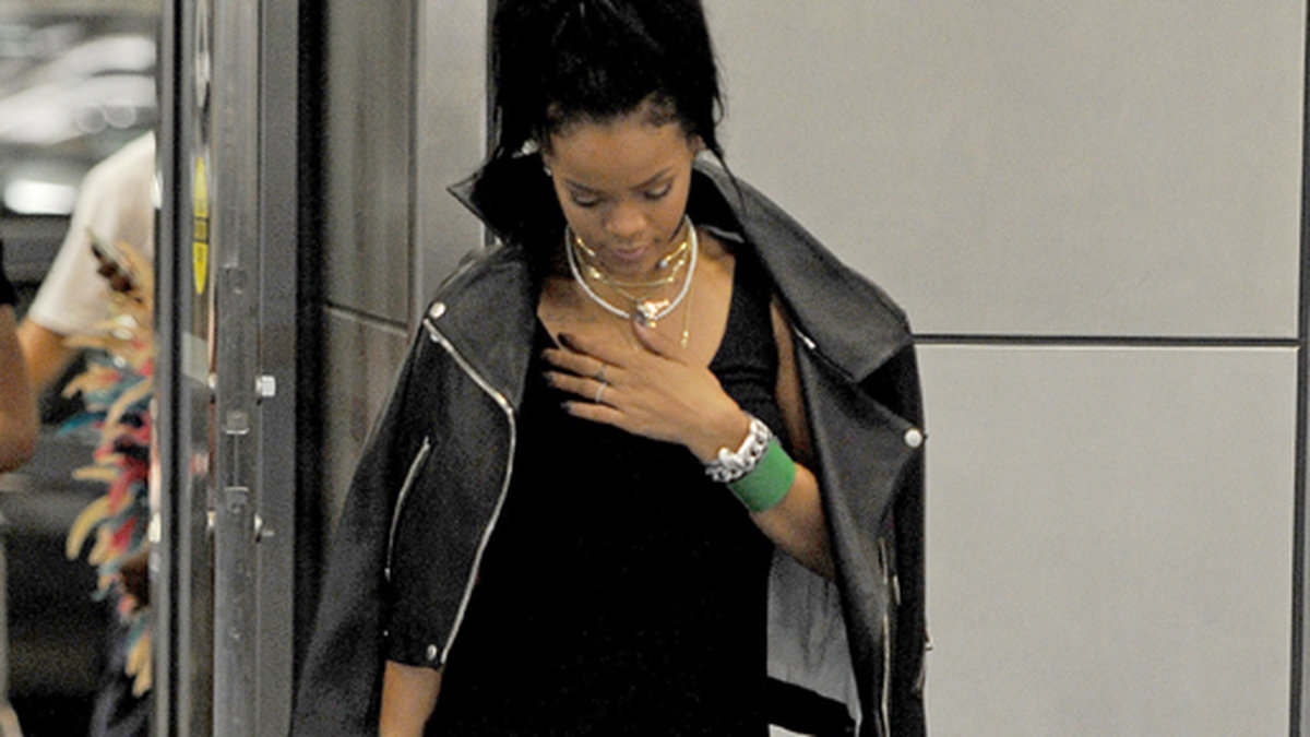 Rihanna är chic när hon anländer till Miami.