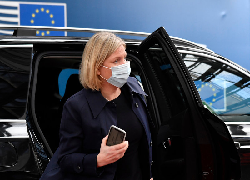 Statsminister Magdalena Andersson på väg in till EU-AU-toppmötet i Bryssel.
