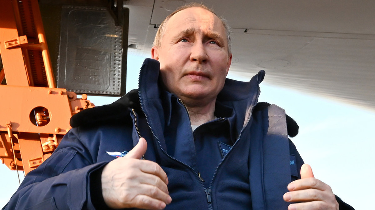 Rysslands president Vladimir Putin efter en flygtur med ett ryskt bombplan på torsdagen.