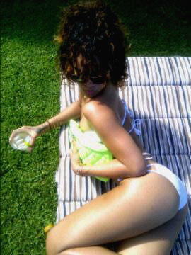 Rihanna i utmanande pose.