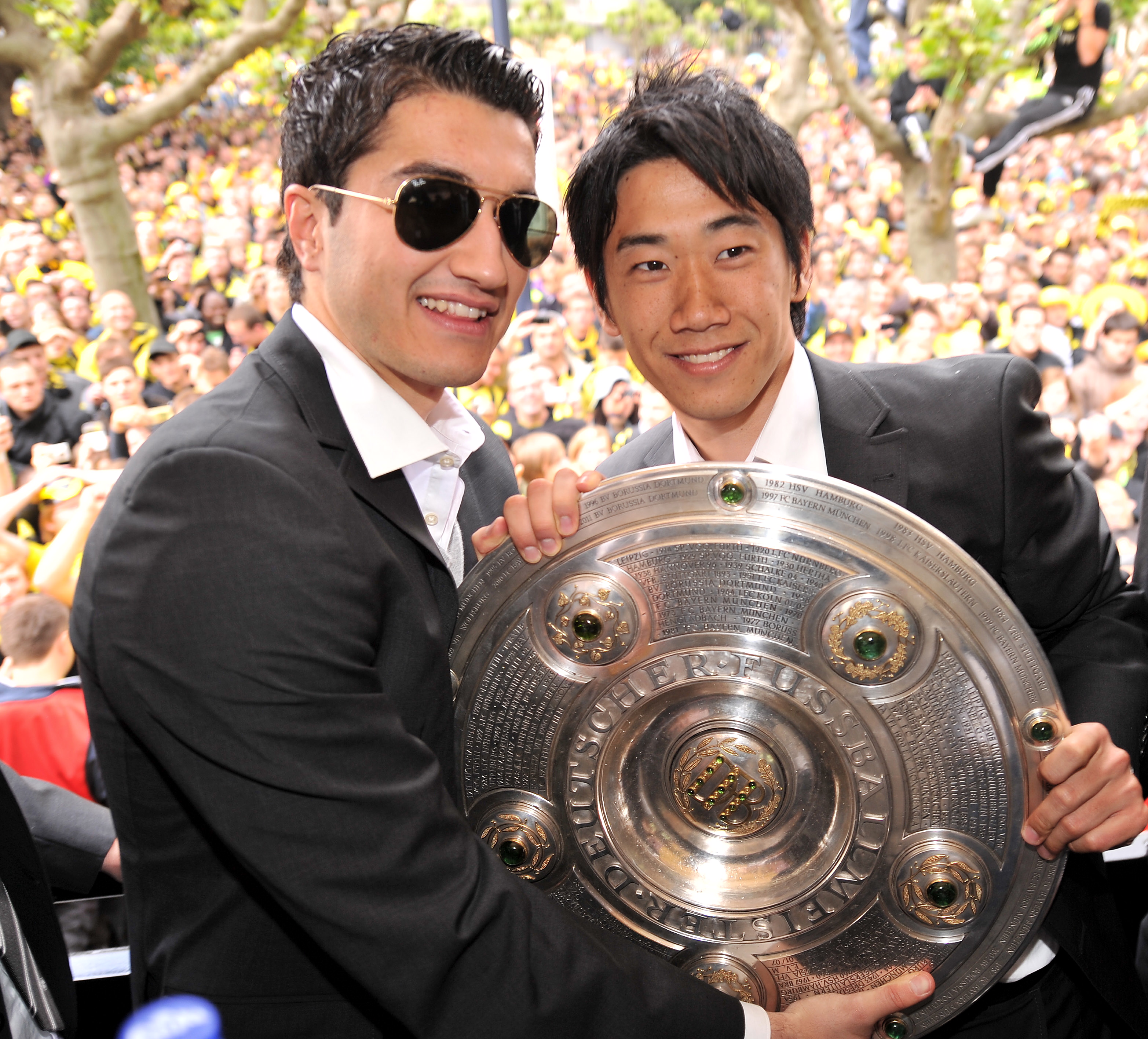 Nuri Sahin (till vänster) håller upp Bundesliga-trofén tillsammans med Shinji Kagawa.