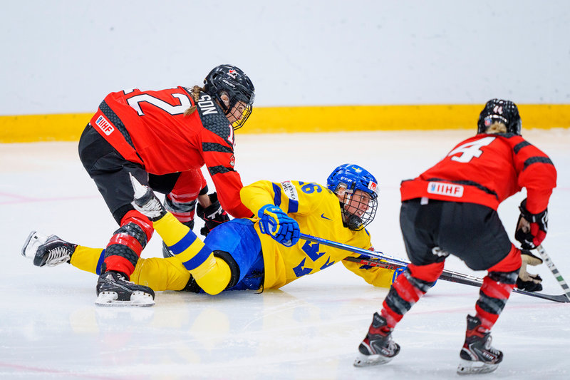 Hanna Olsson i kamp med Kanadas Meaghan Mikkelson, till vänster, och Sarah Potomak i torsdagens kvartsfinal.