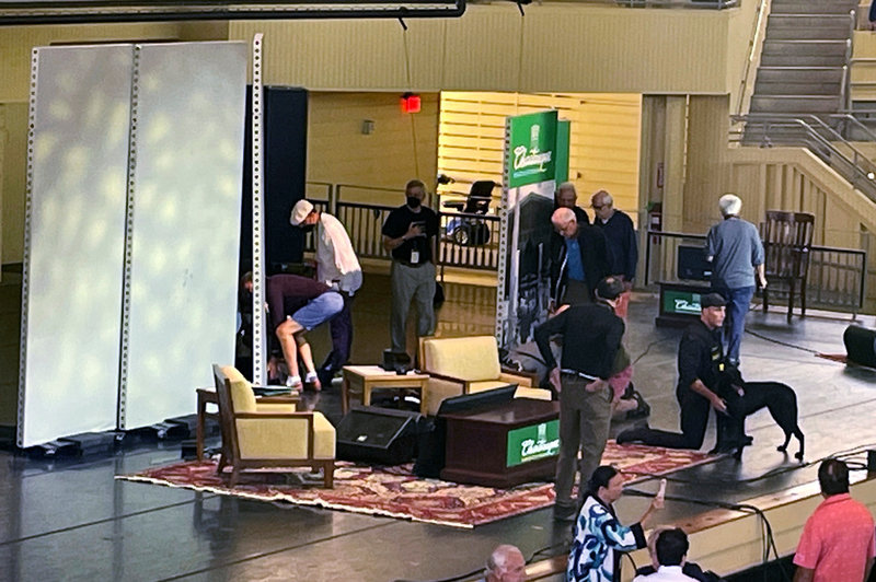Salman Rushdie tas omhand bakom skärmen efter att ha blivit knivhuggen under en föreläsning på Chautauqua Institution i Chautauqua delstaten New York. Arkivbild.