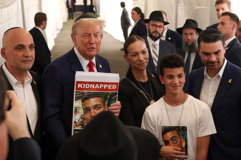 President Trump med anhöriga till Edan Alexander i New York. Arkivbild.