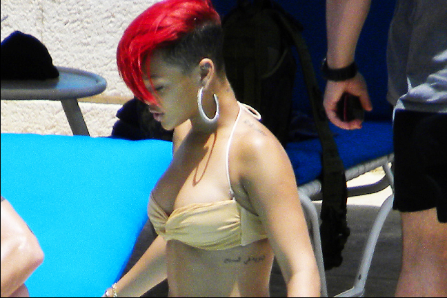 Rihanna tog med sin frillan till poolen.