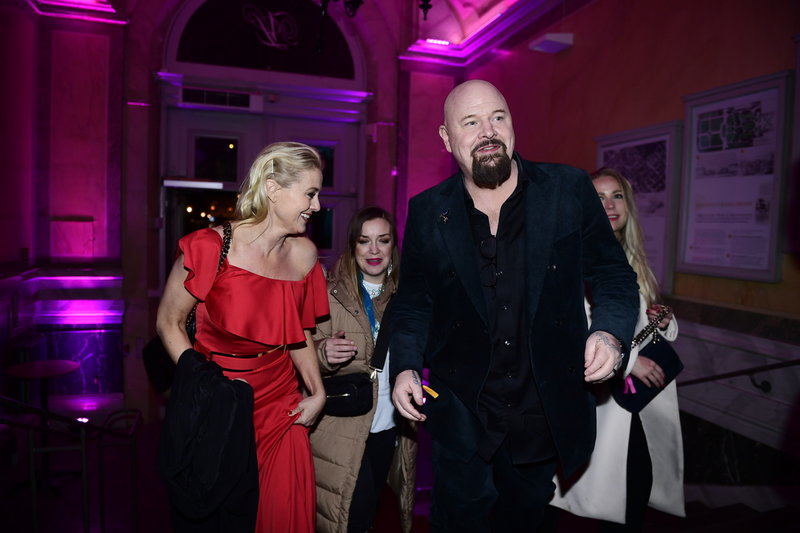 Anders Bagge anländer till efterfesten tillsammans med frun Johanna Lind.
