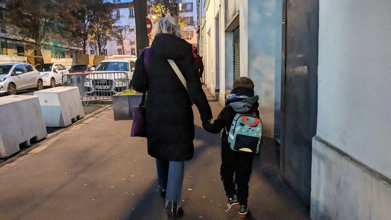 Agnès Guilloux tar med sin fyraårige son till skolan. På bilden går de förbi en judisk samlingslokal vars infart barrikaderats av stora betongblock på grund av attentatsrisken.