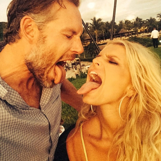 Jessica Simpson och hennes pojkvän Eric Johnson lipar åt varandra. Jessica Simpson och hennes pojkvän Eric Johnson lipar åt varandra.