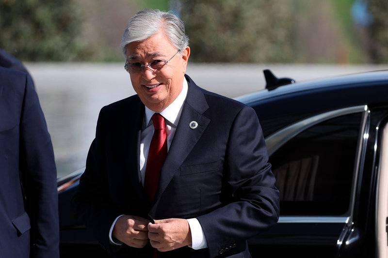 Kazakstans president Kasym-Zjomart Tokajev på väg till toppmötet i Samarkand på fredagen.
