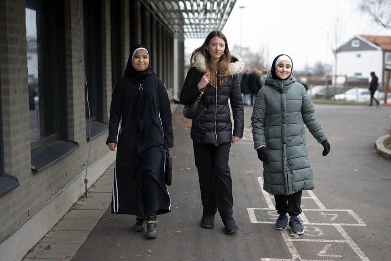 Ungdomarna tittar på nyhetssändningar i skolan varje vecka, något de tycker är bra eftersom det senare blir lättare att sålla i informationsflödet på sociala medier.