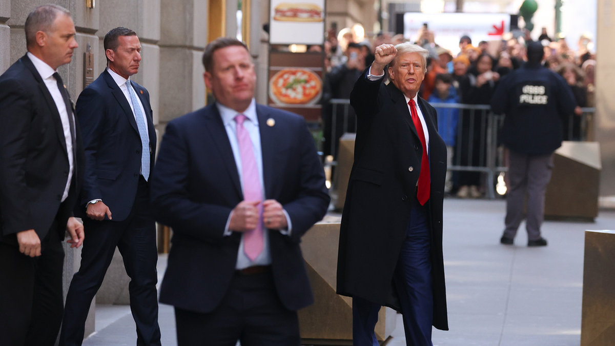 Den före detta presidenten Donald Trump lämnar en pressträff i New York den 25 mars efter en förundersökning i målet om bokföringsbrott och tystnadspengar. Rättegången inleds den 15 april.
