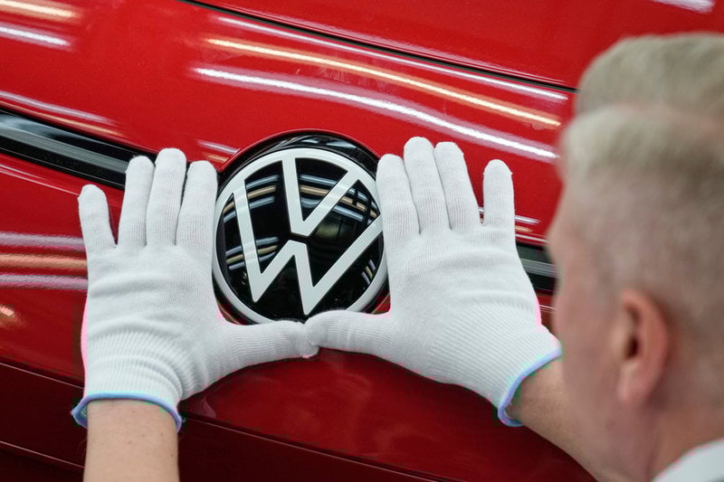 En anställd vid Volkswagens produktionsanläggning i tyska Dresden. Arkivbild. Foto: Matthias Schrader/AP/TT