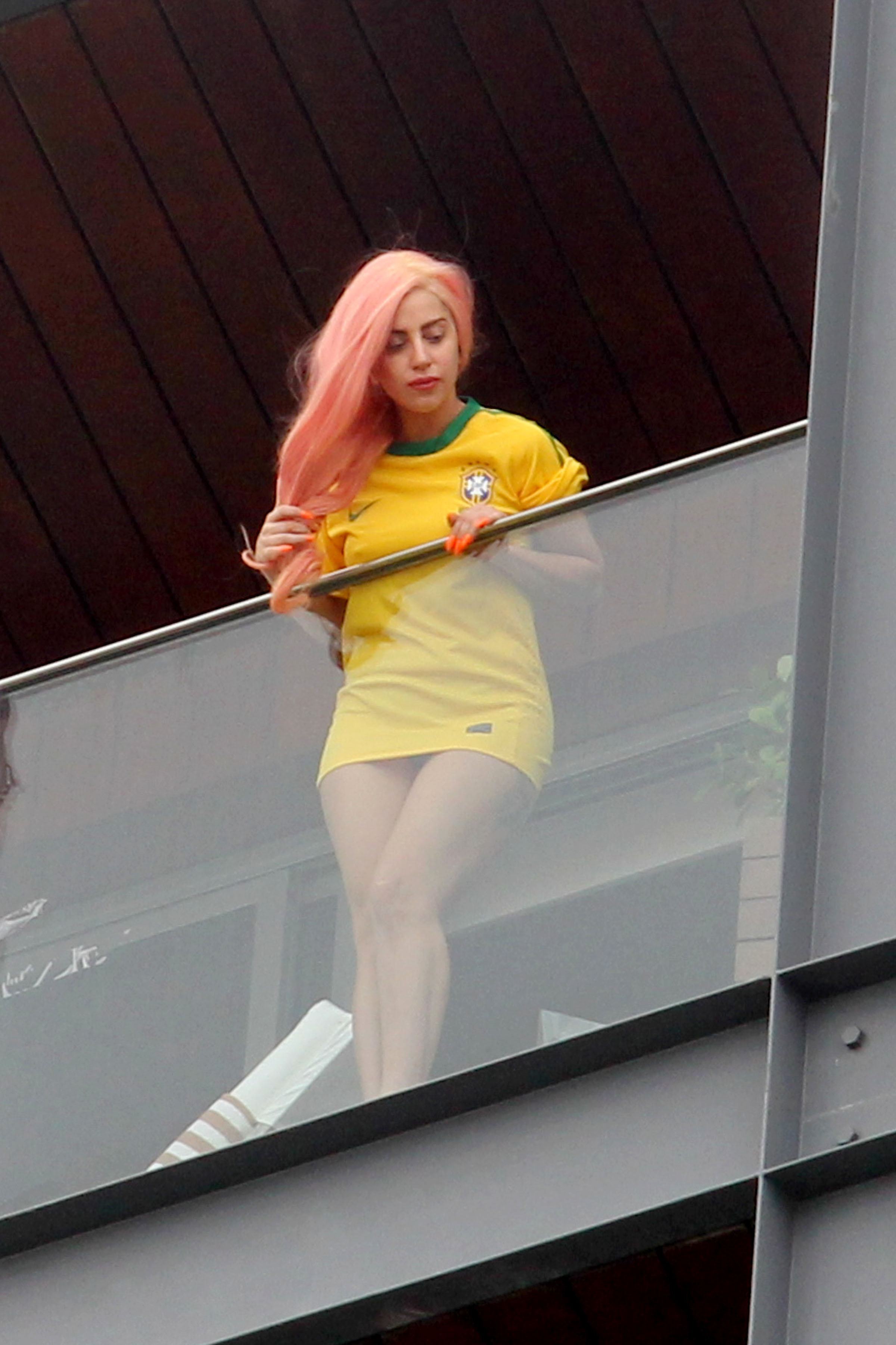 Lady Gagas rosa hår känns plötsligt så onaturligt när hon i övrigt är ostylad. Lady Gagas rosa hår känns plötsligt så onaturligt när hon i övrigt är ostylad.