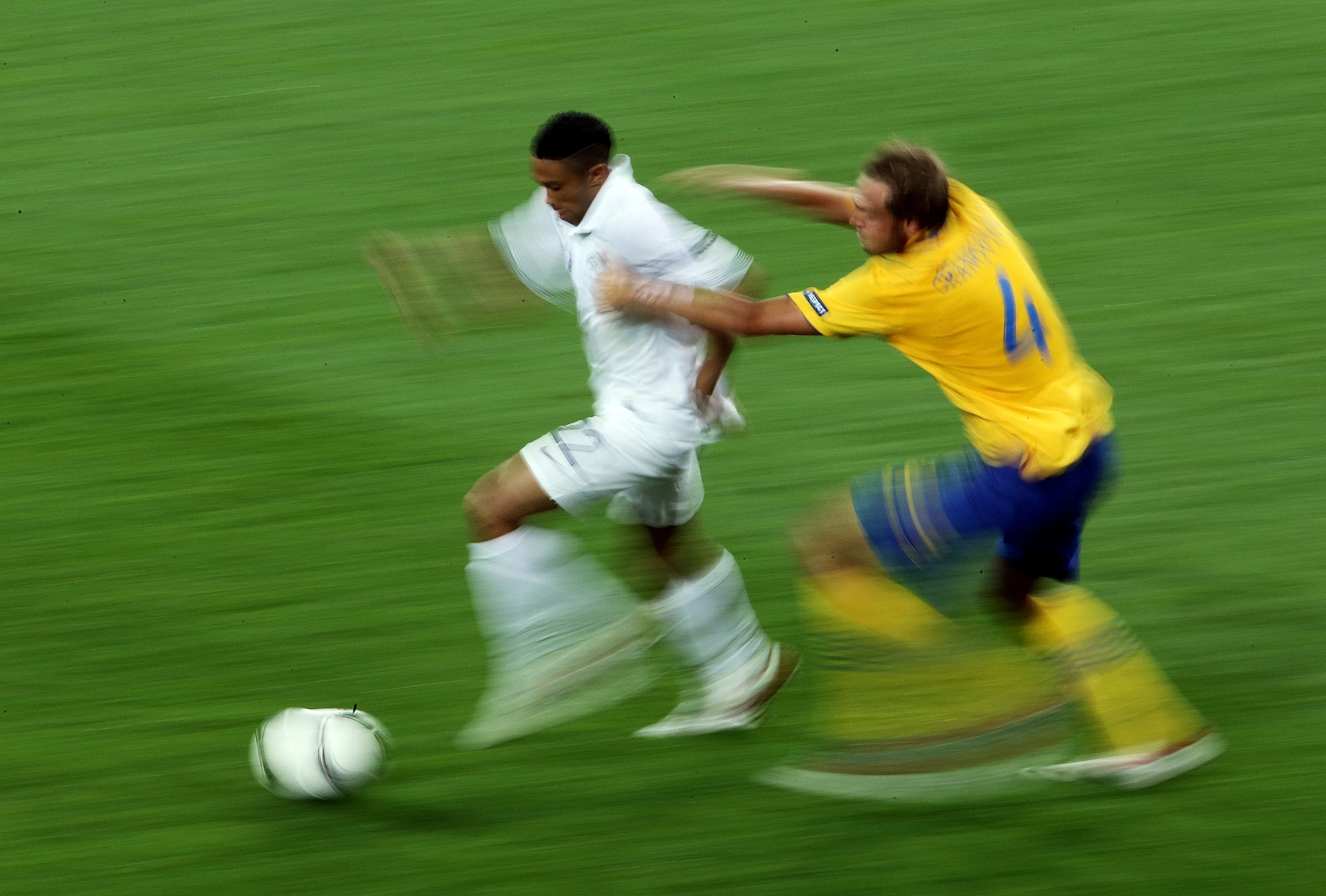 Gael Clichy jagas av Andreas Granqvist. Gael Clichy jagas av Andreas Granqvist.
