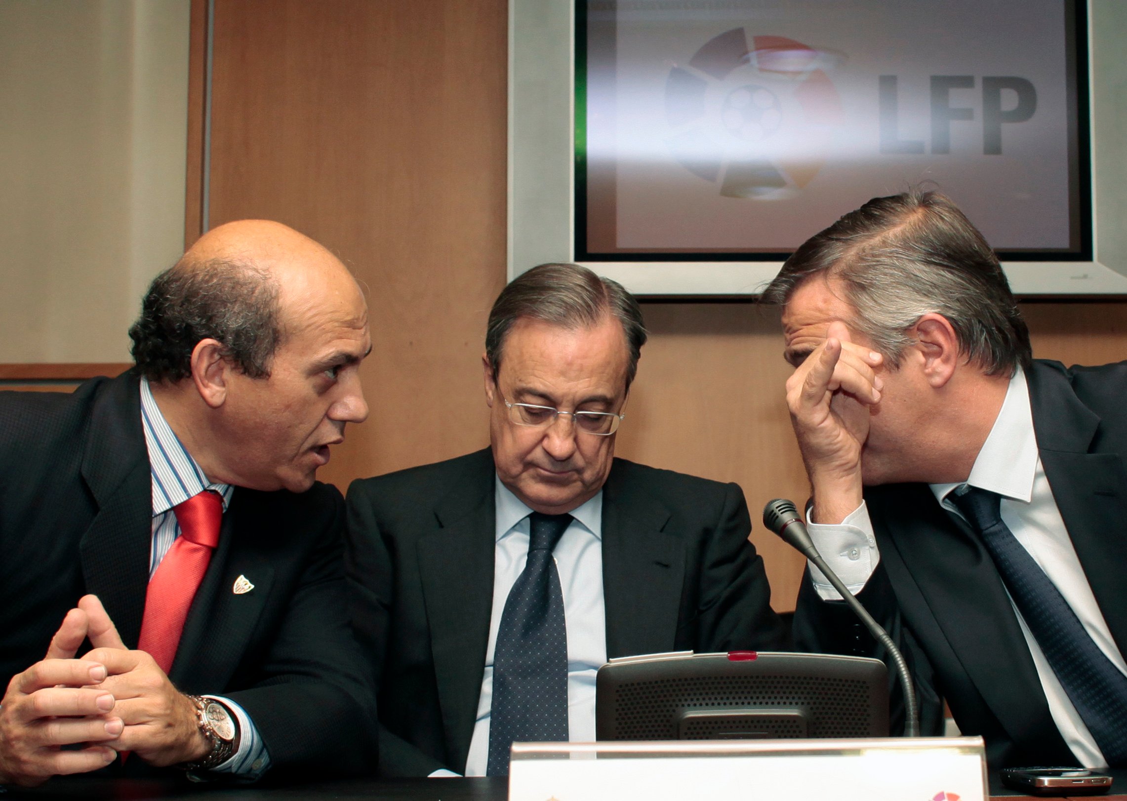 Sevilla-presidenten Del Nido med Florentino Pérez i sällskap under ett förbundsmöte.