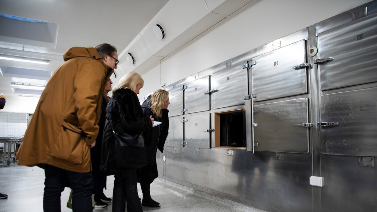 Intresserade deckarförfattare för anteckningar i ett bårhus vid Rättsmedicinalverket i Solna.