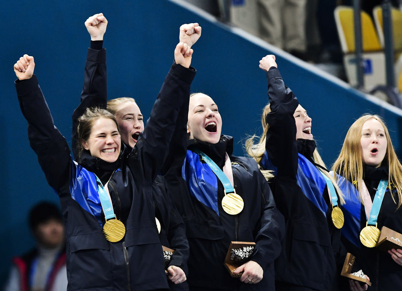 Anna Hasselborg, Sara McManus, Agnes Knochenhauer och Sofia Mabergs samt Jennie Wåhlin efter OS-guldet i Pyeongchang 2018. Arkivbild.