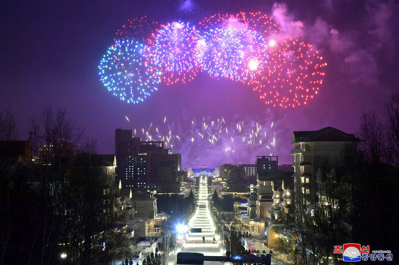 Fyrverkerier över Samjiyon i tisdags. Bilden kommer från statliga nordkoreanska medier.