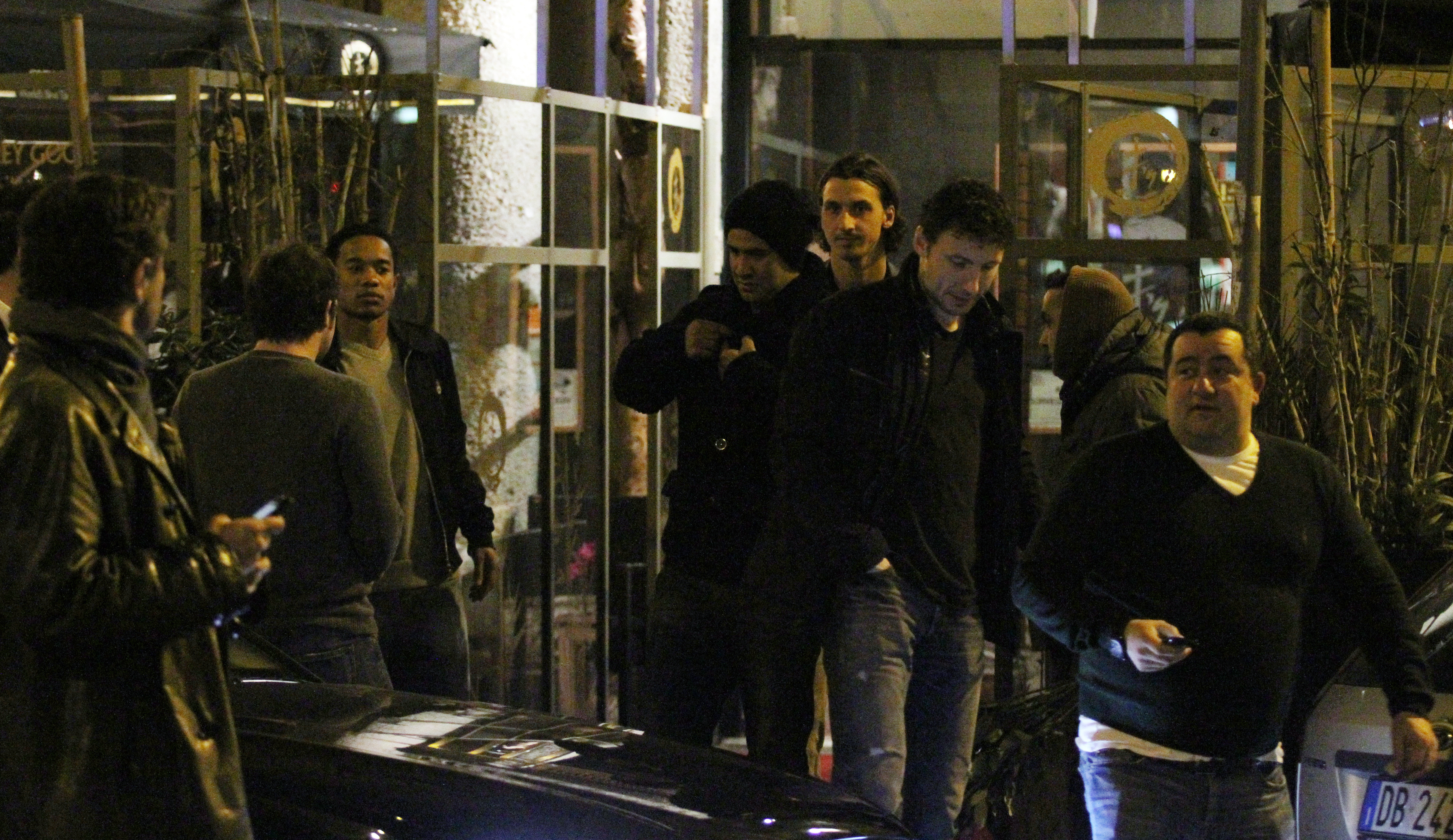 Zlatan syns här tillsammans med Riola och Milankamraterna van Bommel och Emanuelson. De är utanför restaurangen Fingers i Milano. 