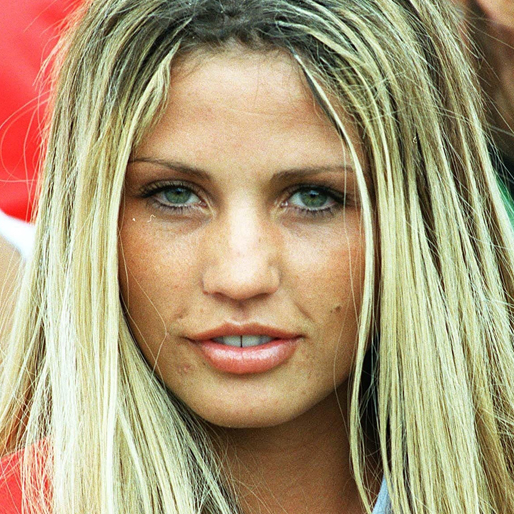 Den brittiska modellen Katie "Jordan" Price föddes inte med de stora bröst vi är vana vid att se henne med. Den brittiska modellen Katie "Jordan" Price föddes inte med de stora bröst vi är vana vid att se henne med.