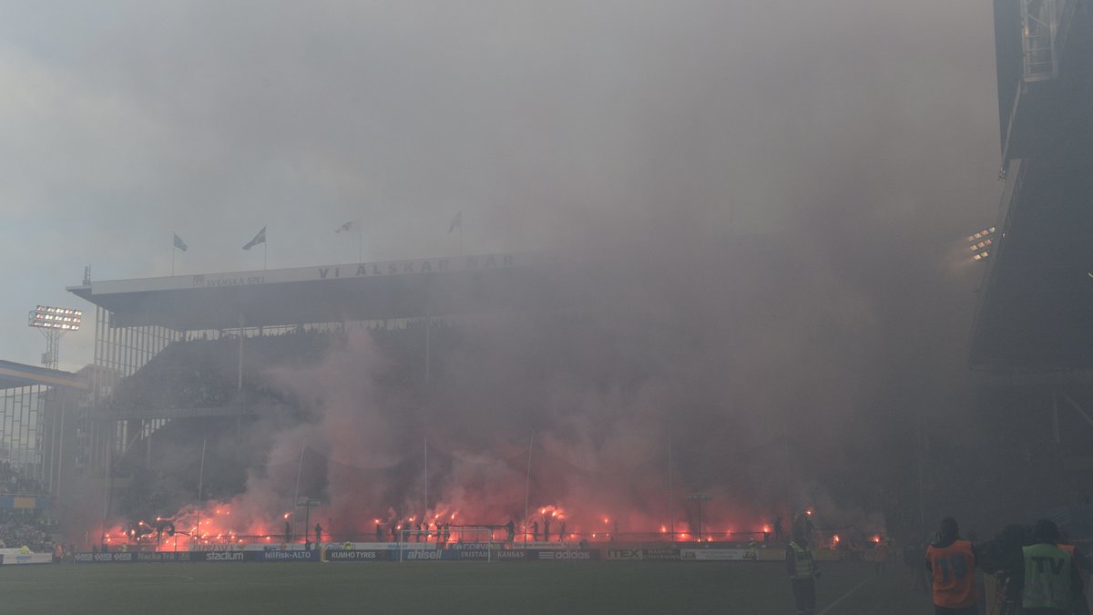 2012: Bengal-eldning under det sista derbyt mellan AIK och Djurgården.