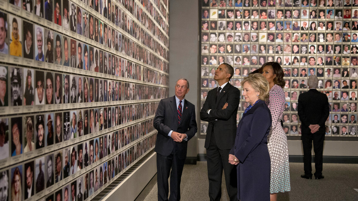 Presidenten Barack Obama tittar på bilder på offren, tillsammans med bland andra Michelle Obama och Hillary Clinton.
