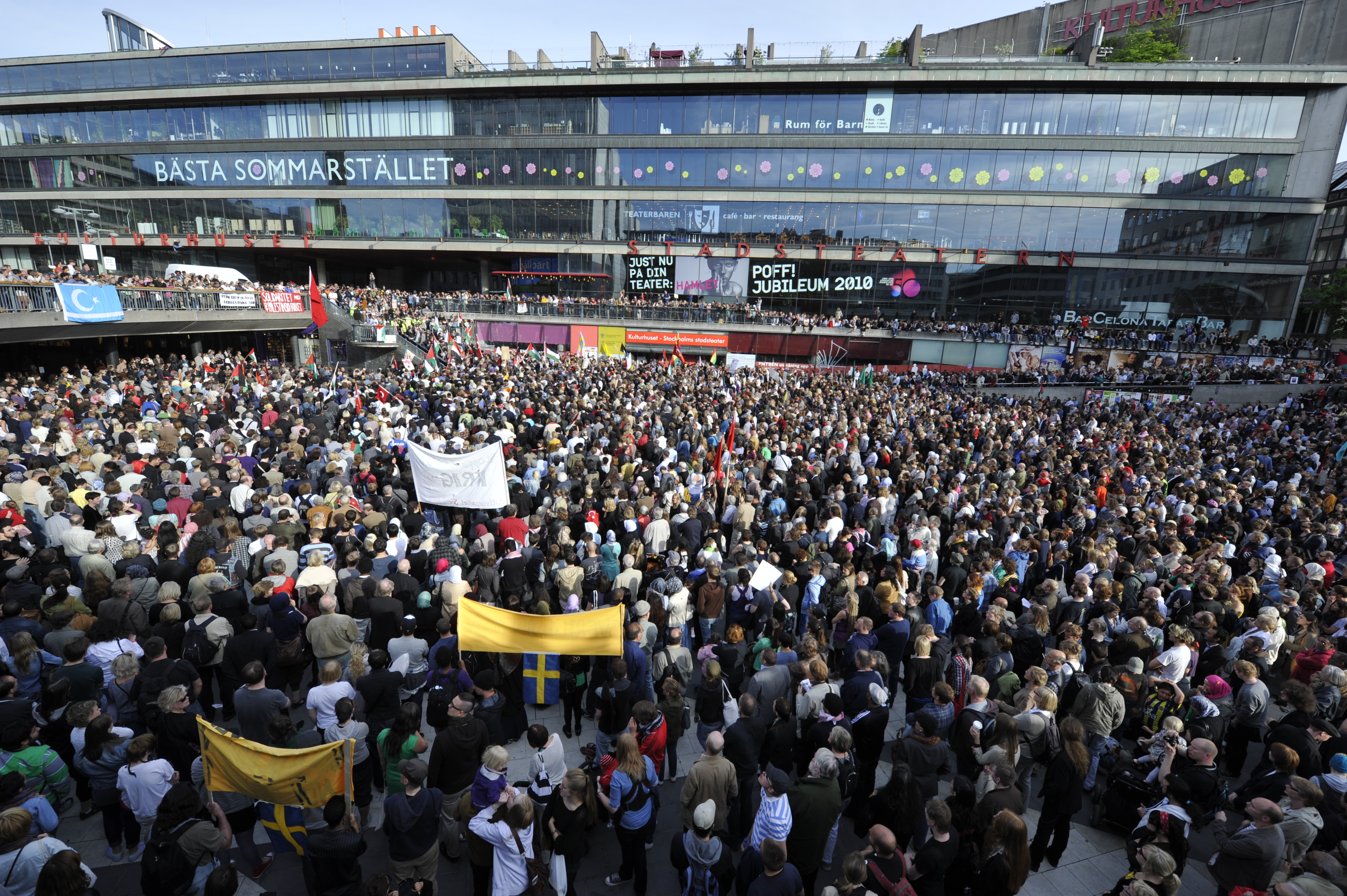 Dödandet av nio Ship to Gaza-aktivister ledde till fördömanden från omvärlden och stora demonstrationer, som här på Sergels torg i Stockholm.