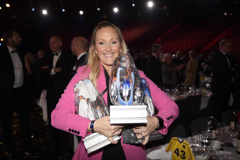 Kim Martin Hasson med sina priser på Tidernas Hockeygala. Foto: Maja Suslin/TT