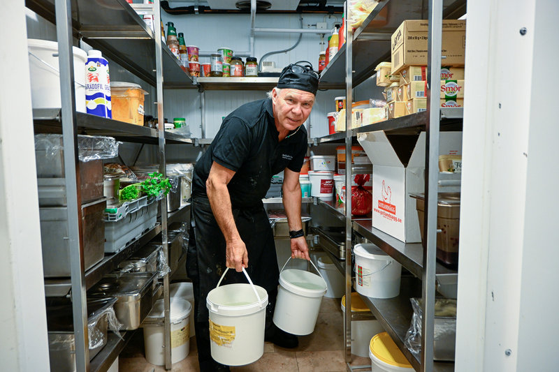 Christer Dennerdal kokade flera hundra liter vatten i sitt restaurangkök. Vattnet förvarades i kylutrymmet till nästa dag. Han hade inte räknat med att vattenproblemen skulle pågå i mer än 50 dagar. "Absolut inte, jag trodde max två veckor", säger han. 
