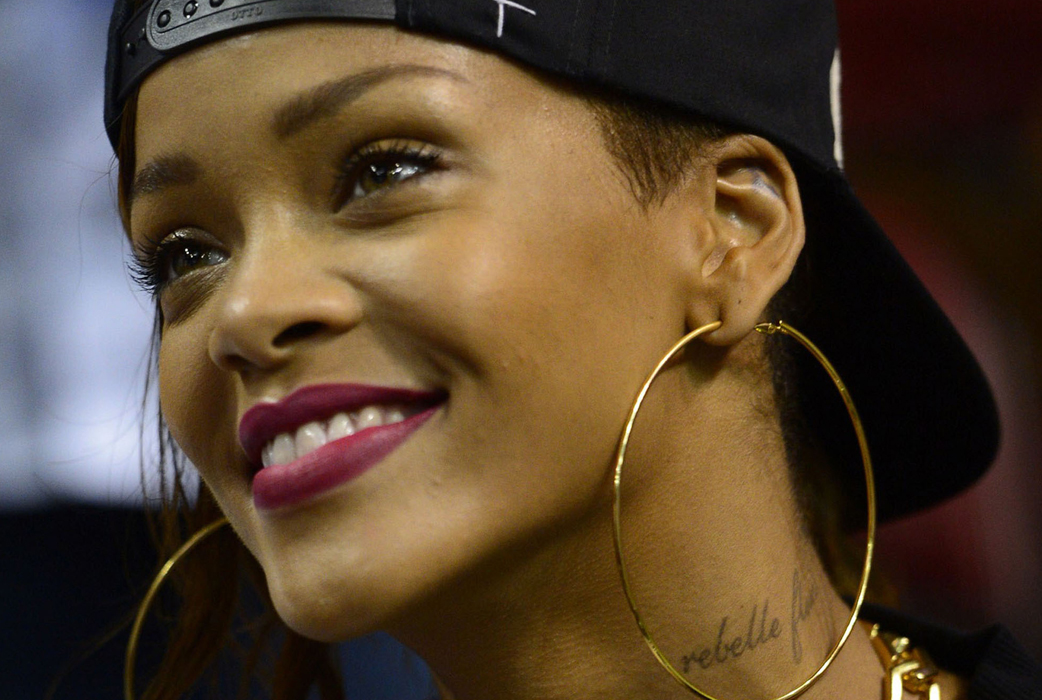 För att få fylliga och smultronfärgade läppar så använder Rihanna Lip Perfection Gel från Per-fekt'. Per-fekt' kan du köpa online via www.eleven.se. För att få fylliga och smultronfärgade läppar så använder Rihanna Lip Perfection Gel från Per-fekt'. Per-fekt' kan du köpa online via www.eleven.se.