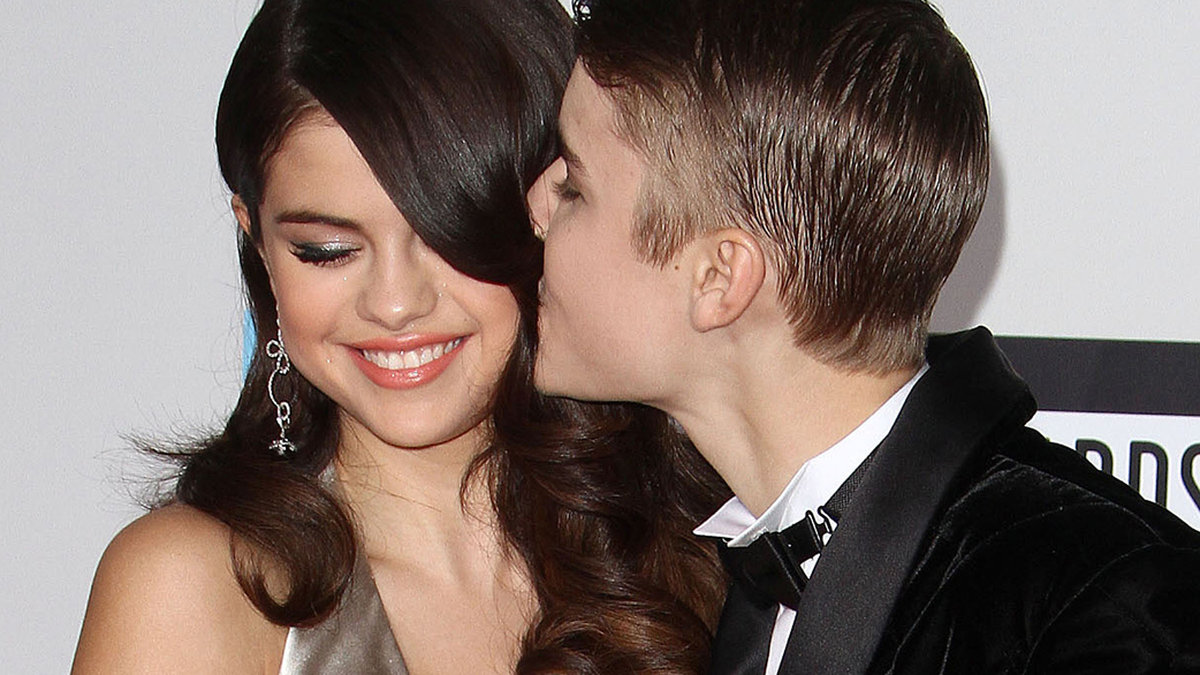 November 2012. Kärleksrelationen med Selena Gomez tar slut. Både Selena och Justin jobbade mycket och var utmattade av sina stressiga scheman. Men framförallt var det den växande svartsjukan som till slut gjorde det omöjligt för paret att fortsätta vara med varandra. 